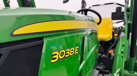 Ciągnik John Deere 3038E z ładowaczem czołowym John Deere 300E Ciągnik John Deere 3038E z ładowaczem czołowym John Deere 300E