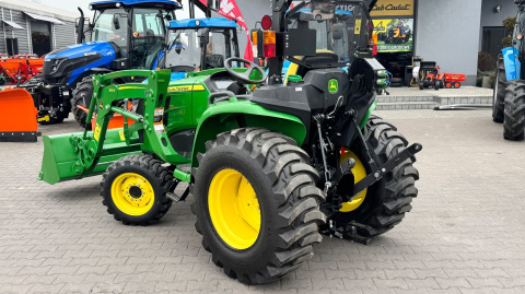 Ciągnik John Deere 3038E z ładowaczem czołowym John Deere 300E Ciągnik John Deere 3038E z ładowaczem czołowym John Deere 300E