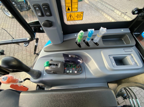 Ciągnik LS XU6168 PST - 68 KM - wersja z EHL i hydraulicznym rewersem Ciągnik LS XU6168 PST - 68 KM - wersja z EHL i hydraulicznym rewersem