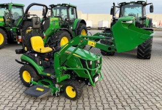 Ciągnik John Deere 1026R z ładowaczem i kosiarką miedzyosiową