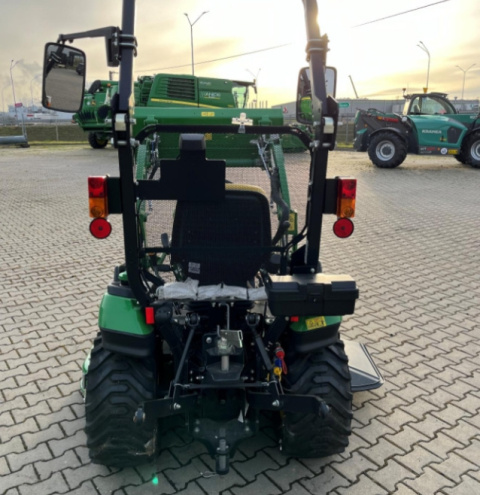 Ciągnik John Deere 1026R z ładowaczem i kosiarką miedzyosiową