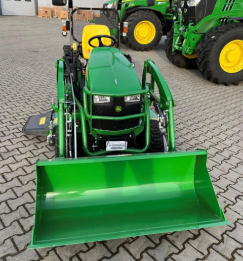 Ciągnik John Deere 1026R z ładowaczem i kosiarką miedzyosiową