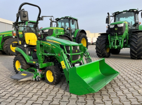 Ciągnik John Deere 1026R z ładowaczem i kosiarką miedzyosiową