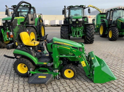Ciągnik John Deere 1026R z ładowaczem i kosiarką miedzyosiową