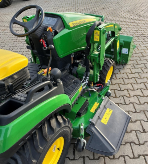 Ciągnik John Deere 1026R z ładowaczem i kosiarką miedzyosiową