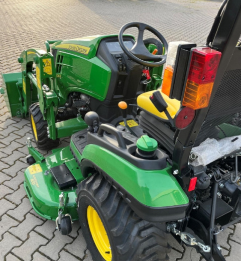Ciągnik John Deere 1026R z ładowaczem i kosiarką miedzyosiową