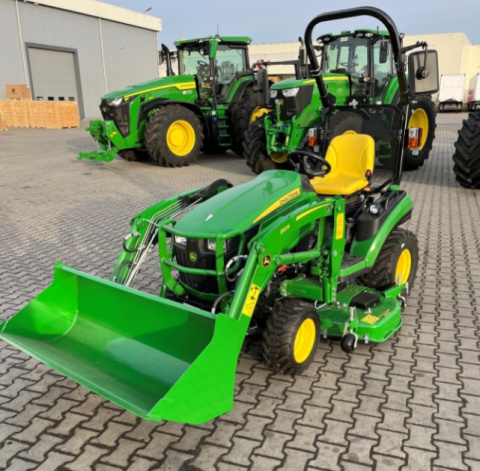 Ciągnik John Deere 1026R z ładowaczem i kosiarką miedzyosiową