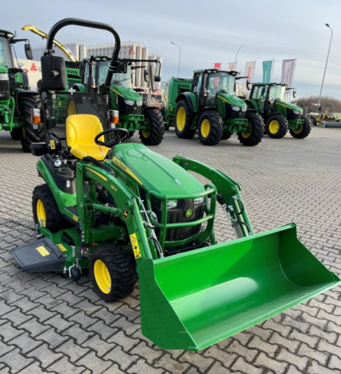 Ciągnik John Deere 1026R z ładowaczem i kosiarką miedzyosiową