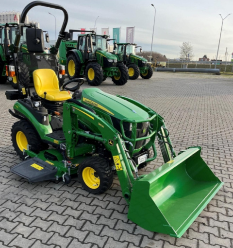 Ciągnik John Deere 1026R z ładowaczem i kosiarką miedzyosiową