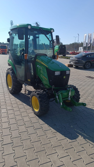 Ciągnik John Deere 2026R z kabiną i przednim tuzem