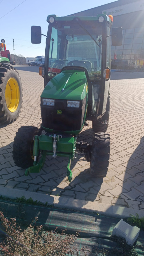 Ciągnik John Deere 2026R z kabiną i przednim tuzem