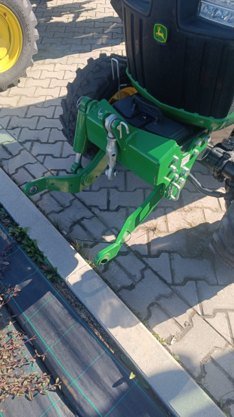 Ciągnik John Deere 2026R z kabiną i przednim tuzem