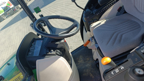 Ciągnik John Deere 2026R z kabiną i przednim tuzem