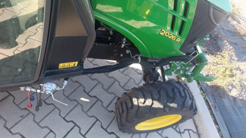 Ciągnik John Deere 2026R z kabiną i przednim tuzem