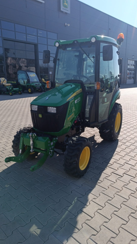 Ciągnik John Deere 2026R z kabiną i przednim tuzem