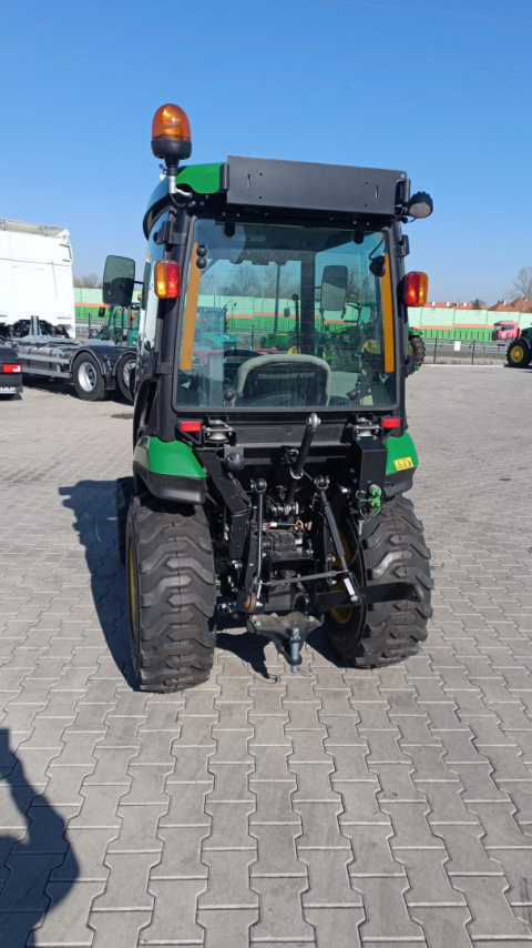 Ciągnik John Deere 2026R z kabiną i przednim tuzem
