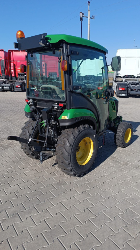 Ciągnik John Deere 2026R z kabiną i przednim tuzem