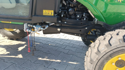 Ciągnik John Deere 2026R z kabiną i przednim tuzem