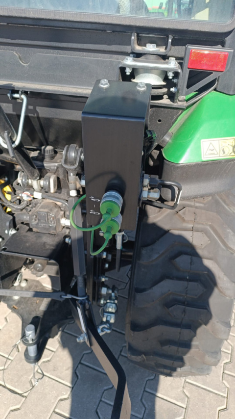 Ciągnik John Deere 2026R z kabiną i przednim tuzem