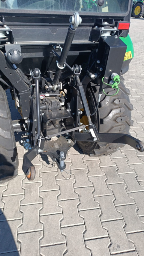 Ciągnik John Deere 2026R z kabiną i przednim tuzem