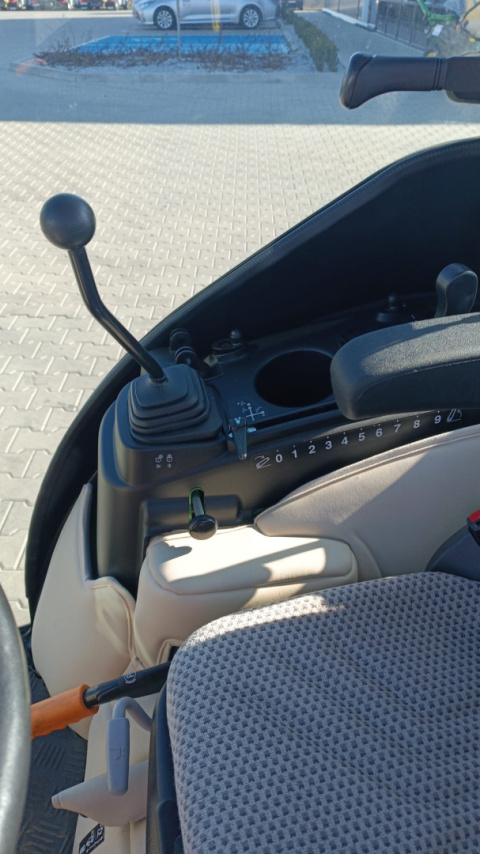 Ciągnik John Deere 2026R z kabiną i przednim tuzem