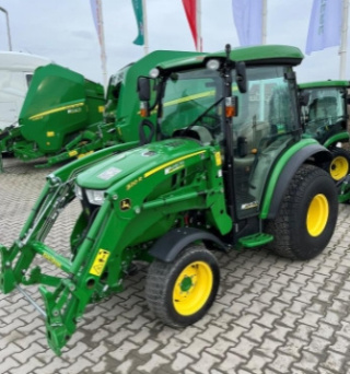 Ciągnik John Deere 3046R z kabiną, tuzem i ładowaczem - 45 KM
