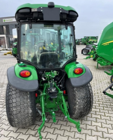 Ciągnik John Deere 3046R z kabiną, tuzem i ładowaczem - 45 KM