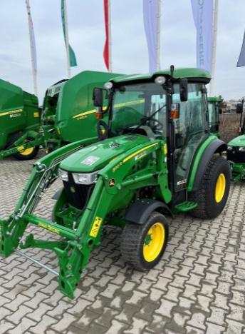 Ciągnik John Deere 3046R z kabiną, tuzem i ładowaczem - 45 KM