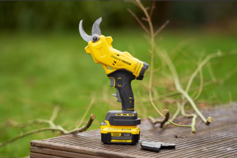 STANLEY FATMAX SFMCPP32M1 – Akumulatorowy sekator do gałęzi 4 Ah
