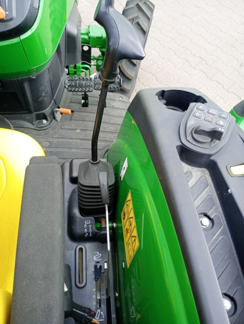 Ciągnik John Deere 4052M