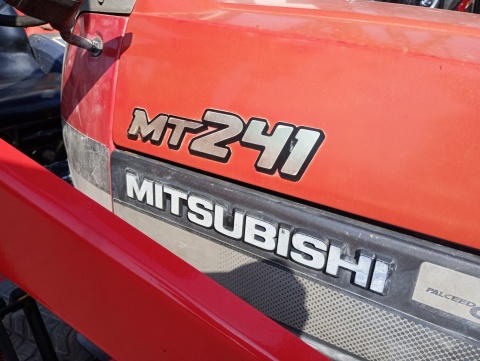Ciągnik Mitsubishi MT 241 z ładowaczem