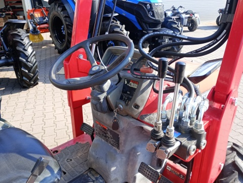 Ciągnik Mitsubishi MT 241 z ładowaczem