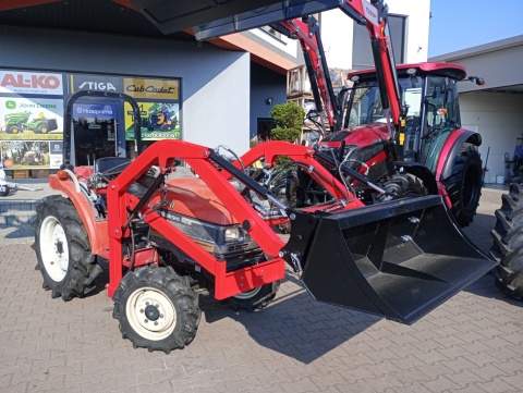 Ciągnik Mitsubishi MT 241 z ładowaczem