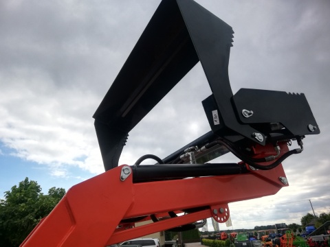 Traktor z ładowaczem Kubota B2741 - 27 KM