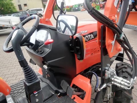 Traktor z ładowaczem Kubota B2741 - 27 KM