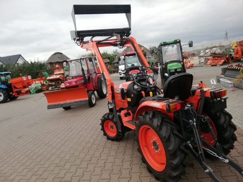 Traktor z ładowaczem Kubota B2741 - 27 KM