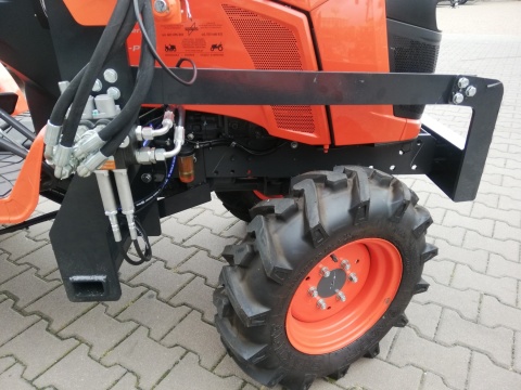 Traktor z ładowaczem Kubota B2741 - 27 KM